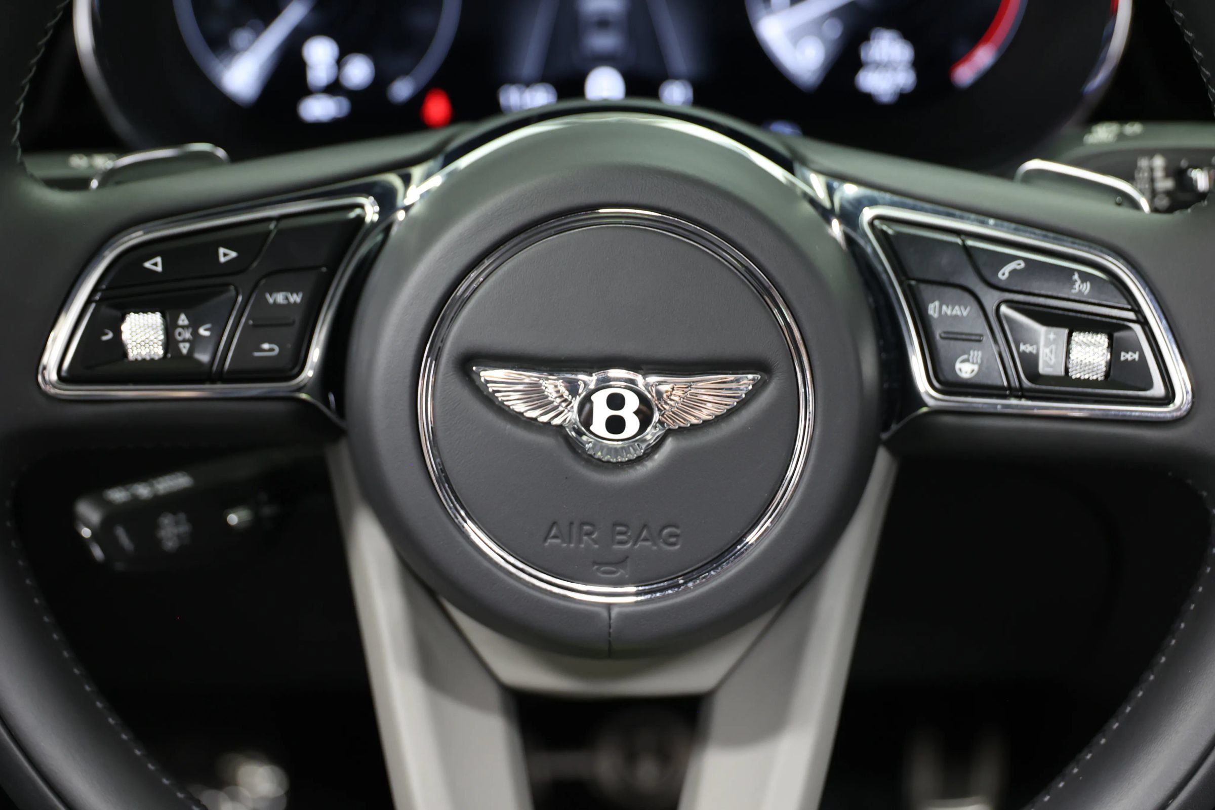 Used 2023 Bentley Bentayga Extended Wheelbase AWD/4WD image 31