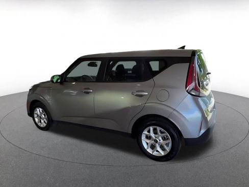 Used 2025 Kia Soul LX w/ LX Technology Package FWD image 9