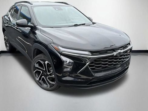 Used 2024 Chevrolet Trax RS FWD image 2