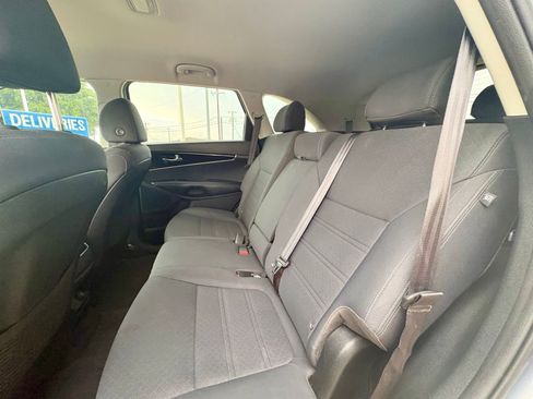 Used 2020 Kia Sorento FWD V6 image 13