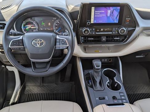Used 2025 Toyota Highlander XLE AWD/4WD image 21