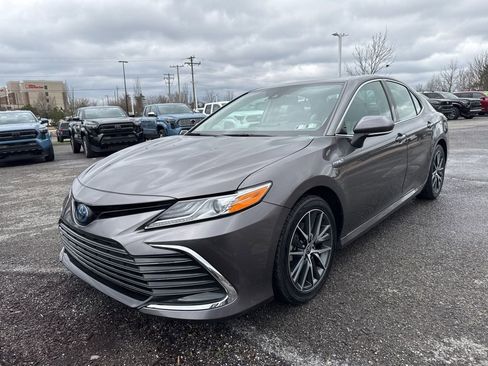Used 2021 Toyota Camry XLE w/ Navigation Upgrade Package image 2