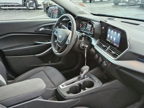 Certified 2025 Chevrolet Trax LS image 11