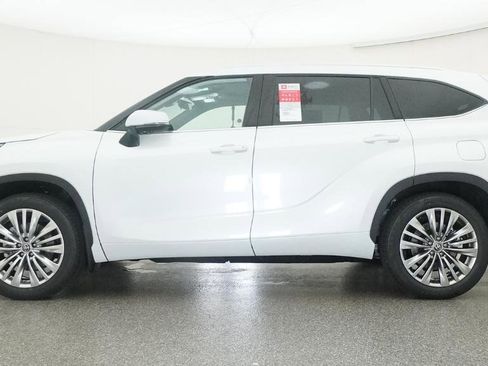 New 2026 Toyota Highlander Platinum AWD/4WD image 16