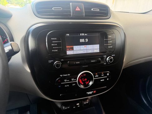 Used 2017 Kia Soul + FWD image 23