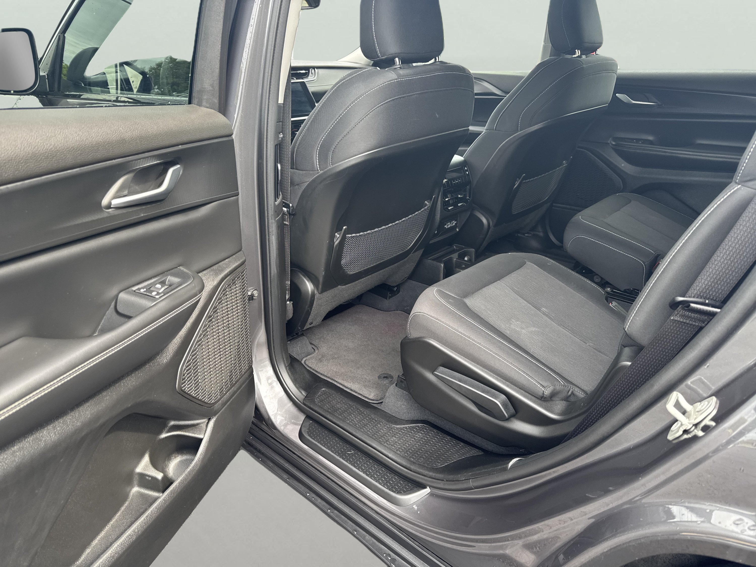 Used 2023 Jeep Grand Cherokee L Laredo w/ Luxury Tech Group I AWD/4WD image 21