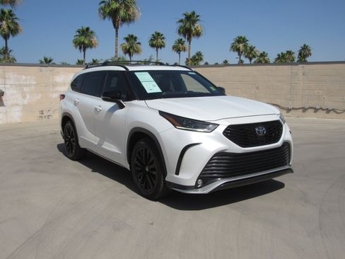Used 2023 Toyota Highlander XSE FWD image 2