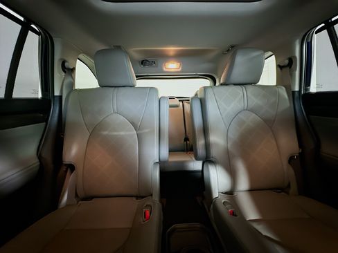 Used 2024 Toyota Highlander Platinum FWD image 29