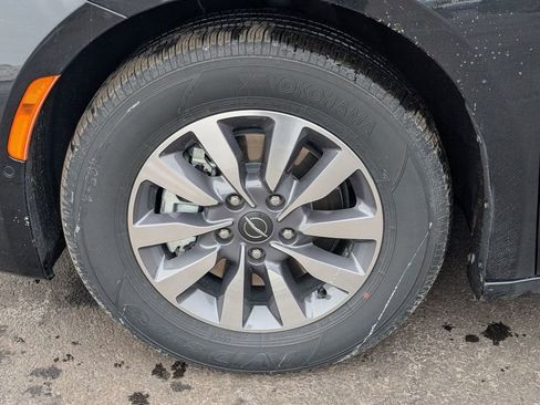 Used 2023 Chrysler Pacifica Limited image 15