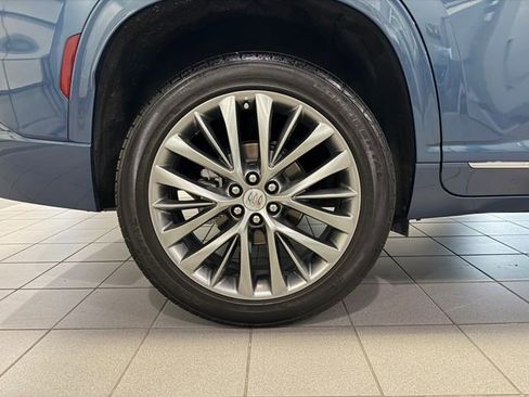Used 2025 Buick Enclave Avenir FWD image 9