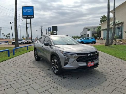 Used 2025 Chevrolet Trax RS w/ Sunroof Package FWD image 1