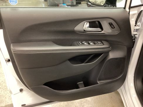 New 2026 Chrysler Pacifica Select image 12