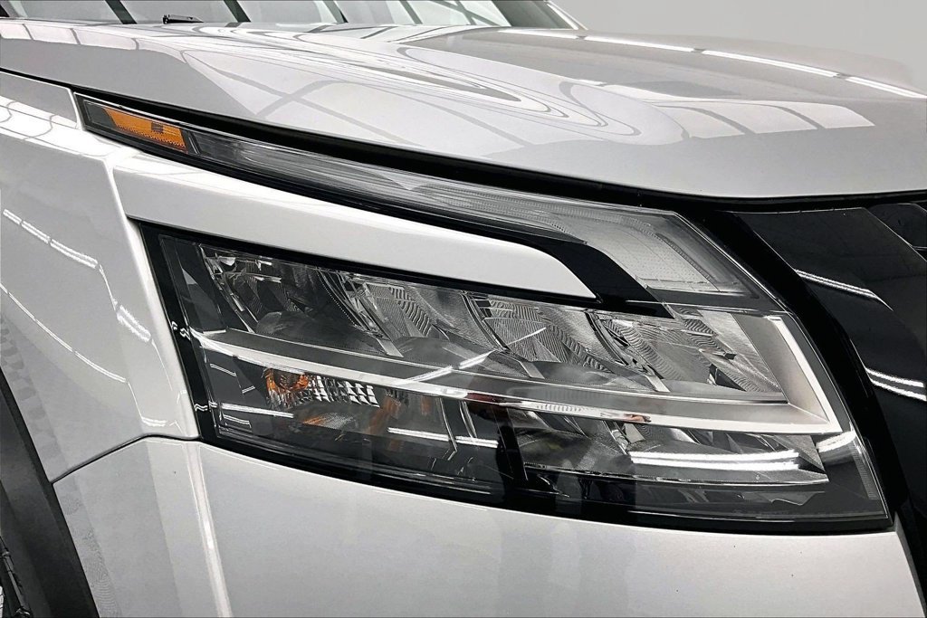 Used 2023 Nissan Pathfinder SL w/ Lighting Package (N92) AWD/4WD image 30