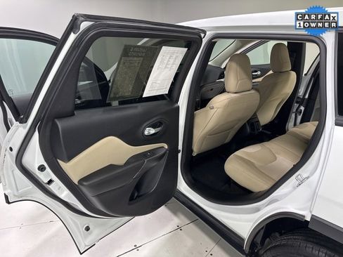 Used 2016 Jeep Cherokee Sport image 18