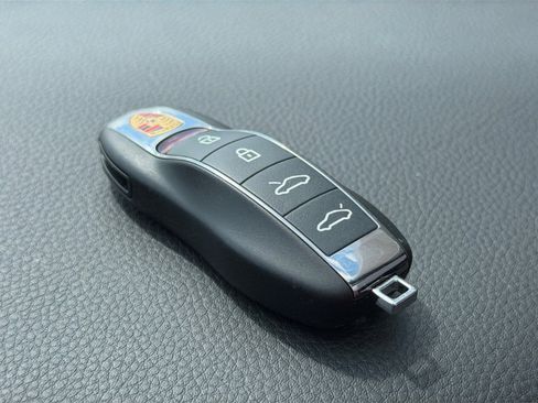 Certified 2025 Porsche 718 Boxster RWD image 31