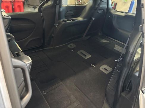 Used 2019 Chrysler Pacifica Limited w/ Advanced Safetytec Group FWD image 11