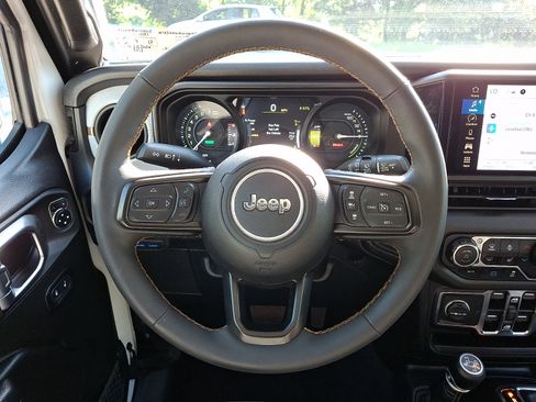 Certified 2024 Jeep Wrangler Unlimited w/ Convenience Group AWD/4WD image 18