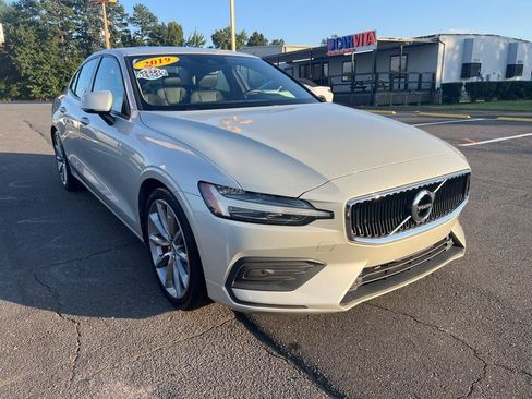 Used 2019 Volvo S60 T5 Momentum w/ Multimedia Package FWD image 3