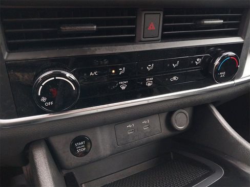 Used 2025 Nissan Rogue S image 18