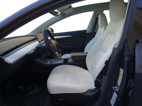 Used 2023 Tesla Model 3 Standard Range image 9