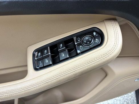 Used 2020 Porsche Macan AWD/4WD image 24