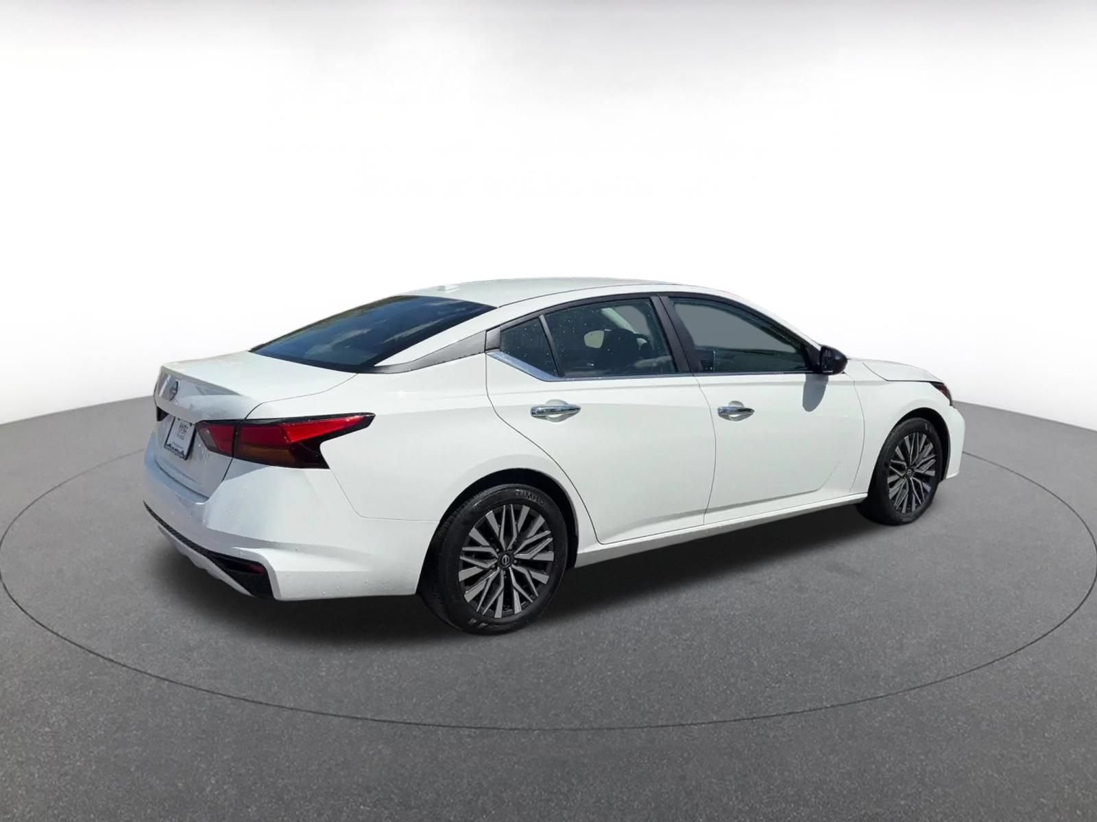 Used 2025 Nissan Altima 2.5 SV FWD image 13