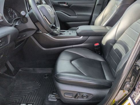 Used 2021 Toyota Highlander XLE FWD image 16