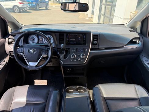 Used 2017 Toyota Sienna SE FWD image 5