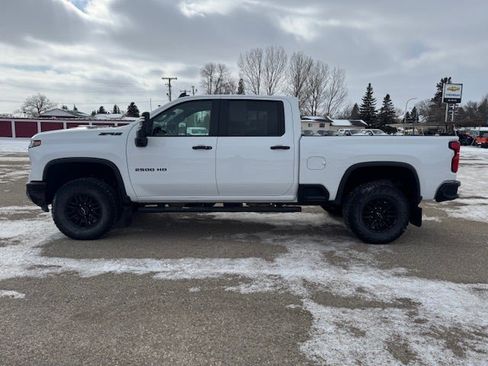 Used 2024 Chevrolet Silverado 2500 ZR2 w/ Technology Package image 4
