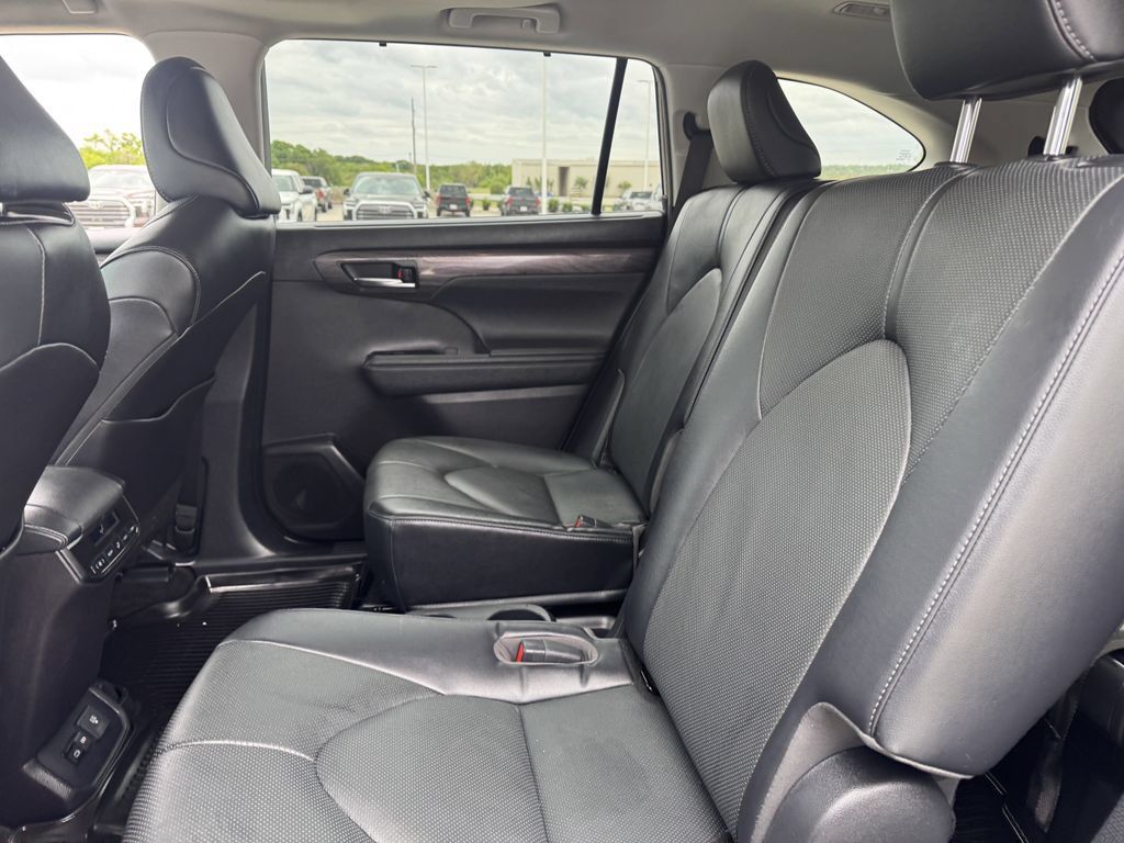 Used 2023 Toyota Highlander Limited AWD/4WD image 29