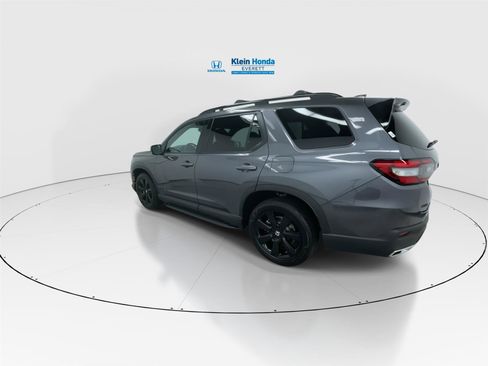 Certified 2025 Honda Pilot Black Edition image 8