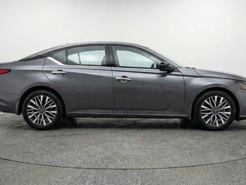 Used 2025 Nissan Altima 2.5 SV image 11