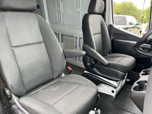 Used 2022 Mercedes-Benz Sprinter 2500 image 32