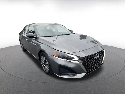 Used 2025 Nissan Altima 2.5 SV image 3