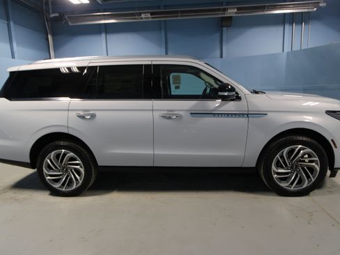 New 2026 Lincoln Navigator Reserve AWD/4WD image 31