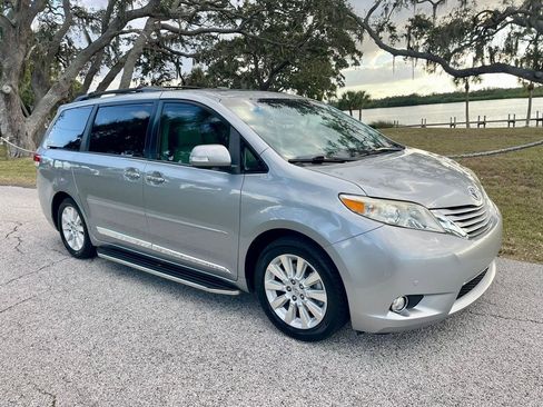 Used 2013 Toyota Sienna Limited image 3