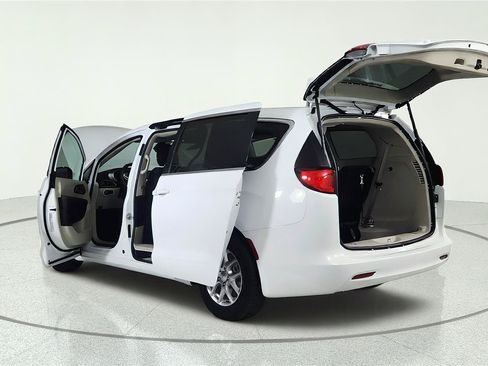 Used 2023 Chrysler Voyager LX FWD image 12
