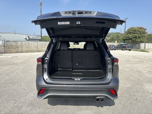 Used 2021 Toyota Highlander XSE FWD image 21