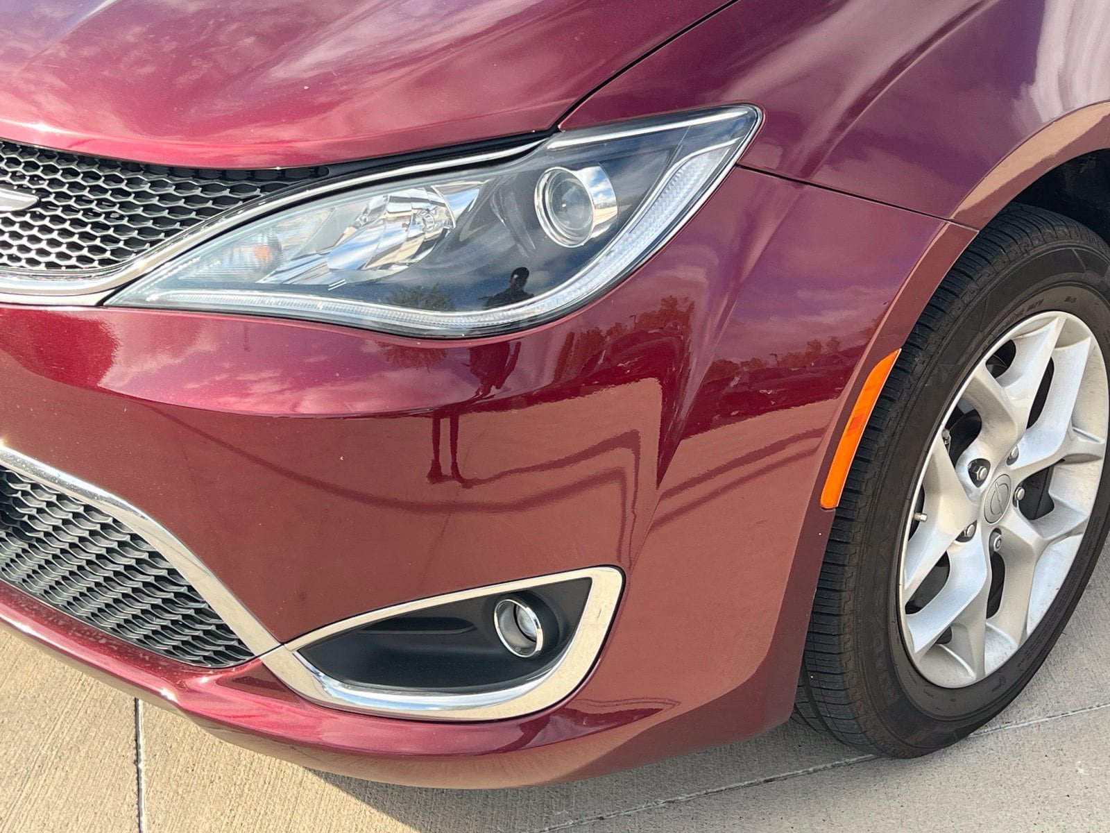 Used 2018 Chrysler Pacifica Touring Plus w/ Tire & Wheel Group FWD image 4