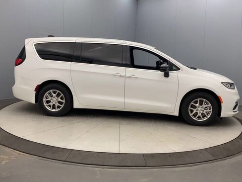 New 2026 Chrysler Pacifica Select FWD image 6