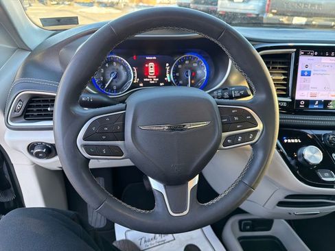 Used 2023 Chrysler Pacifica Touring-L image 18