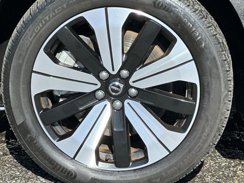 Certified 2023 Volvo XC40 Recharge Core image 32