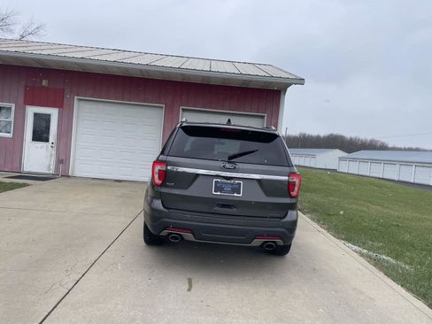 Used 2018 Ford Explorer XLT image 4