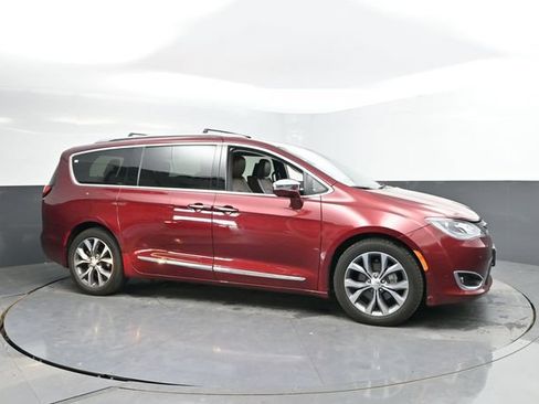 Used 2017 Chrysler Pacifica Limited FWD image 3
