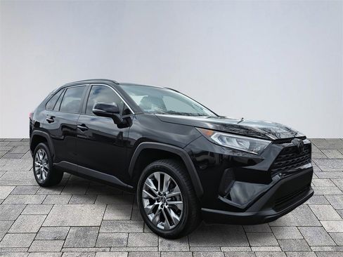 Used 2020 Toyota RAV4 XLE Premium image 1