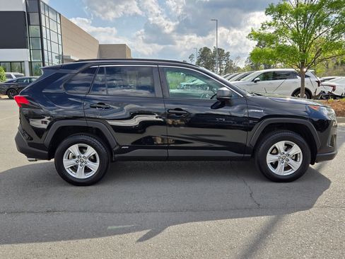 Used 2021 Toyota RAV4 LE image 8