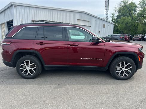 Used 2025 Jeep Grand Cherokee Limited AWD/4WD image 4