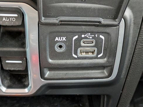 Used 2018 Jeep Wrangler Unlimited Sahara image 23