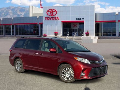 Used 2020 Toyota Sienna XLE FWD image 1