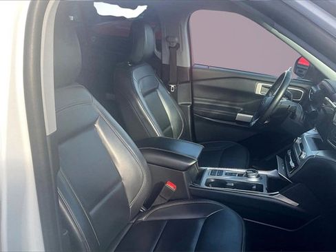 Certified 2021 Ford Explorer XLT w/ Equipment Group 202A image 7